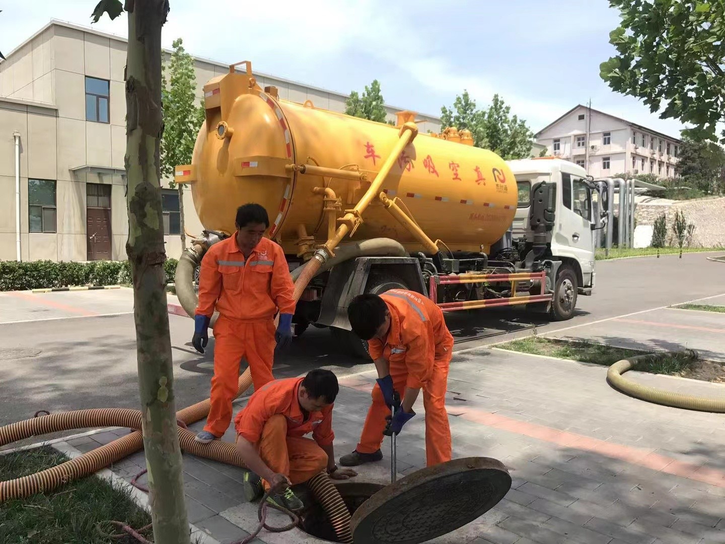 长白管道疏通车停在窨井附近