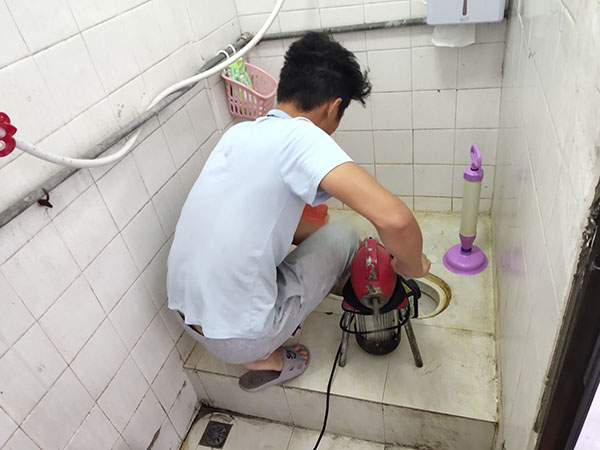 长白肥皂掉到马桶里把马桶堵住了怎么办？马桶堵住了怎么办