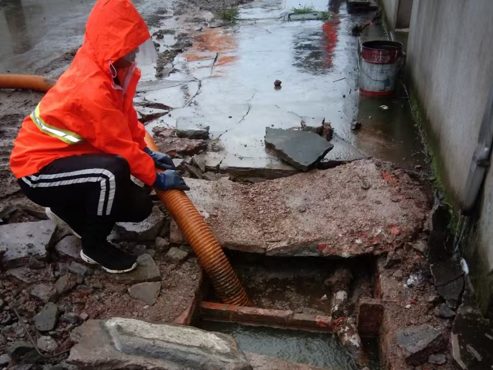 长白专业清理污水池 炜誉市政以规范流程守护城市 “肠道”